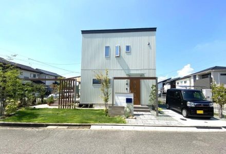 角地に立つ住宅のナチュラルエクステリア。