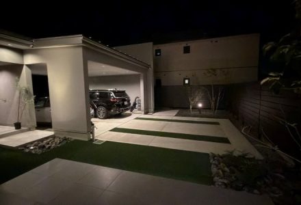 一日を通して楽しむ庭。昼の開放感、夜の灯り。