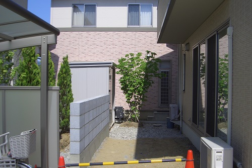 ココマ、ガーデンルーム腰壁タイプ施工中。