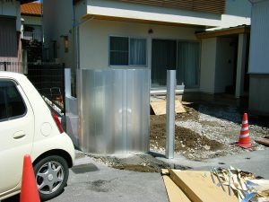 アルミフェンス？塗り？　アートウォール施工中