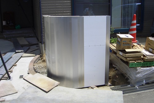 アートウォール、砂岩調デザインパネルの施工。