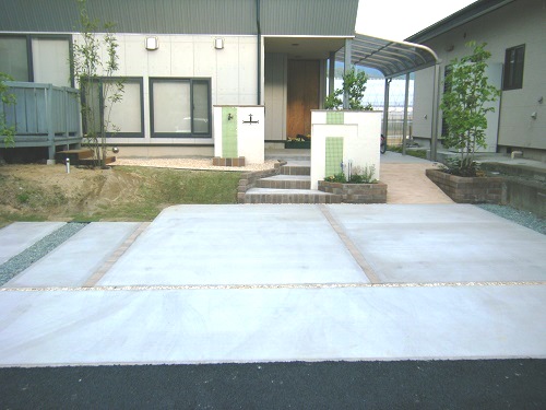 お洒落な門柱と夜景。