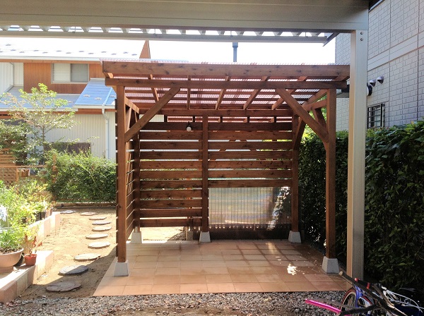 木製の自転車置き場が完成しました。