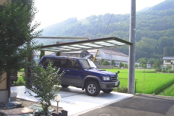 支柱が最後部のみのカーポート、マイポートＮｅｘｔ。