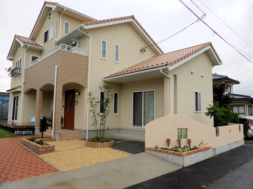 プロバンス風の家に合わせたウォール。