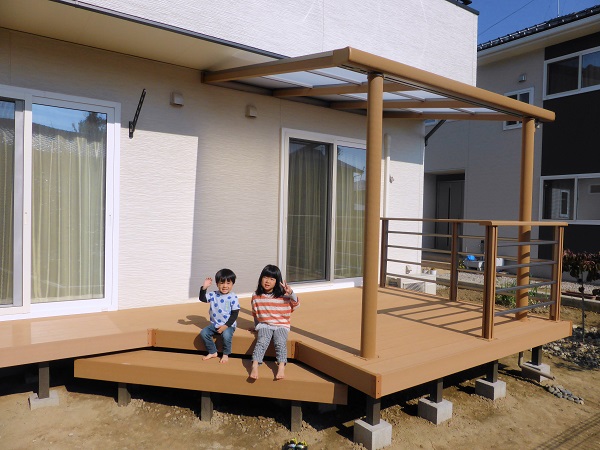 人工木材のウッドデッキと＋Ｇゲート＆木製物置の完成。