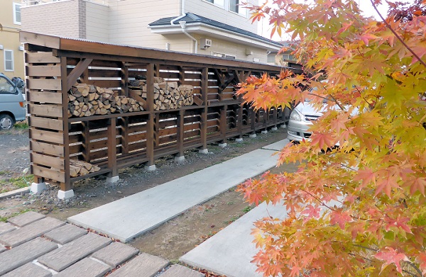 薪置場完成＆ガーデンルーム施工中！