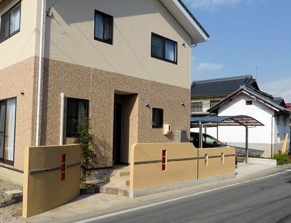 目隠しと飛び出し防止を兼ねた塗り壁。