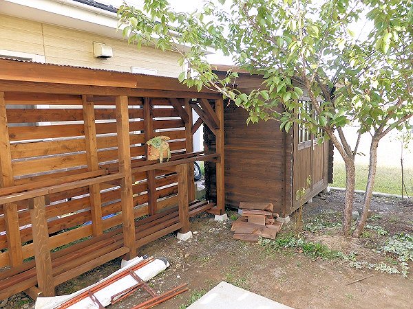 木製薪置場とログ物置。