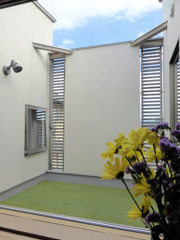２階のバルコニーに人工芝。