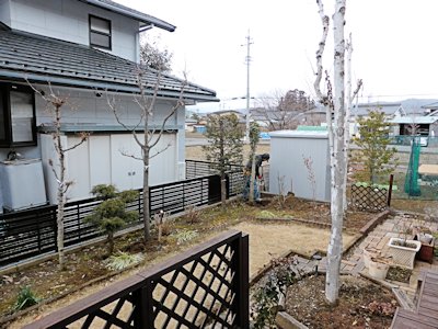 樹脂製＆天然のウッドフェンス。