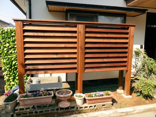 木製ルーバーフェンス。