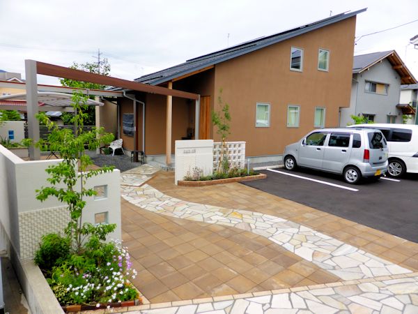 モダンなデザイン住宅のエクステリアとライティング。