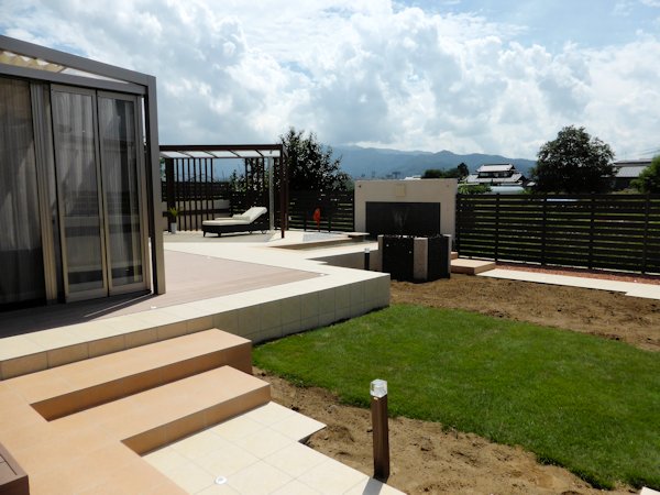 昼のリゾートガーデン。