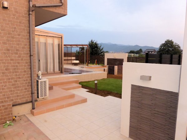 夜のリゾートガーデン。