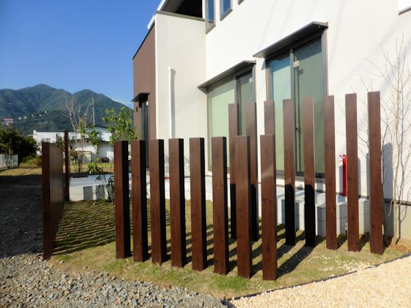 木目調のスリットフェンス。