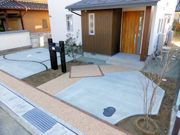 出入り口が北に面したエクステリア。