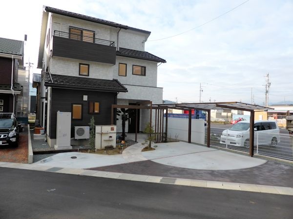 大きな円形アプローチとホワイト系天然石。