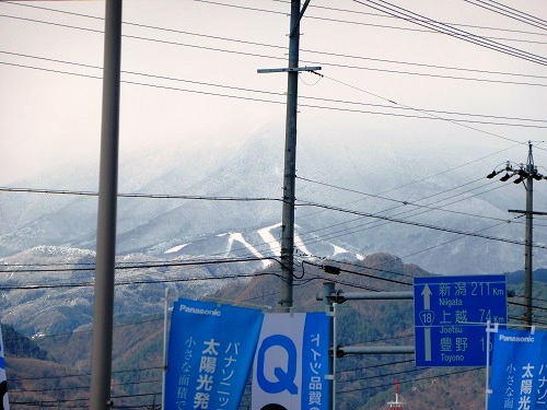 インターロッキング敷きの広い駐車場。