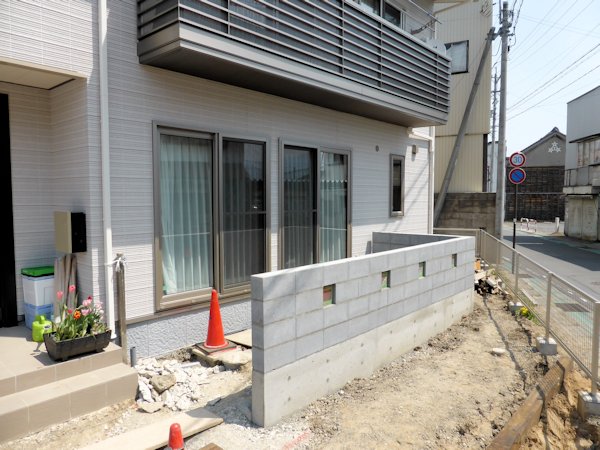 ココマⅡ　Ｌ字腰壁タイプ施工中。