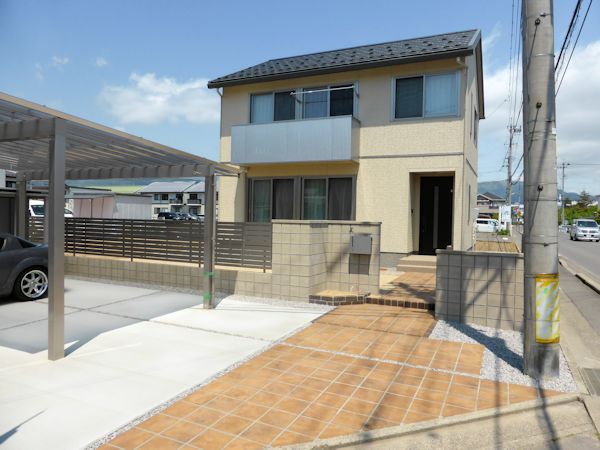 セミクローズ外構がもう少しで完成です。