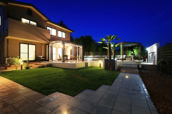 ライティングで夜も庭で過ごす。