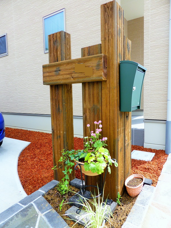 枕木の門柱、オーニング。