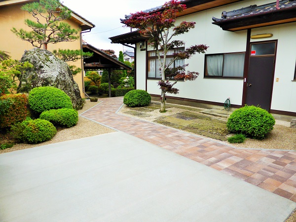 透水性インターロッキングとサビ砂利。