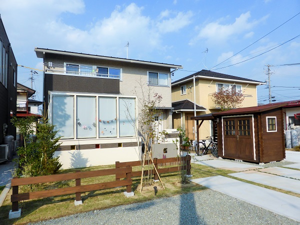 木製と樹脂製のこだわり物置。