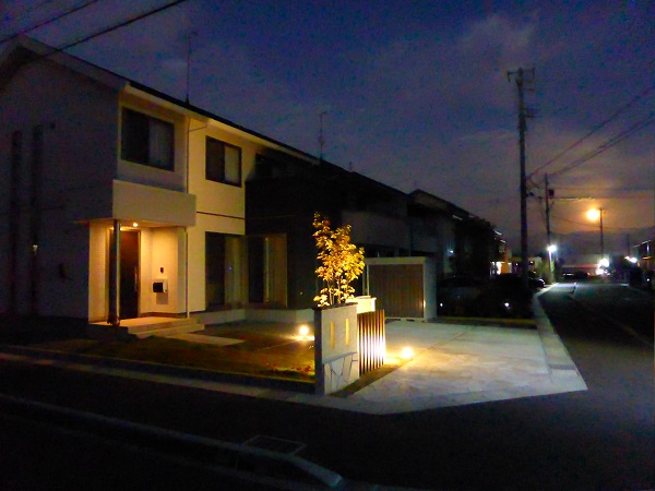 メタルカラーのスリットフェンス。