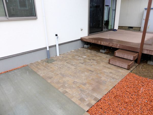 人工木のウッドデッキと新発売のテラス屋根。