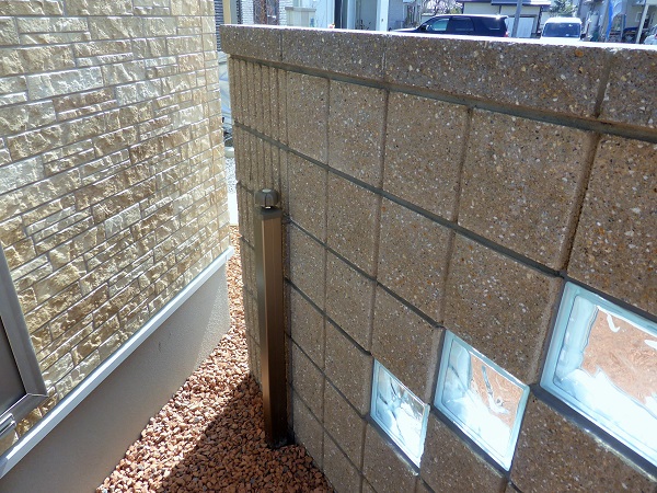 化粧ブロックの門柱に水道を組み込み。