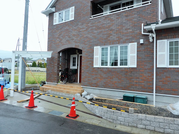 曲線形状のウォールと土留め。