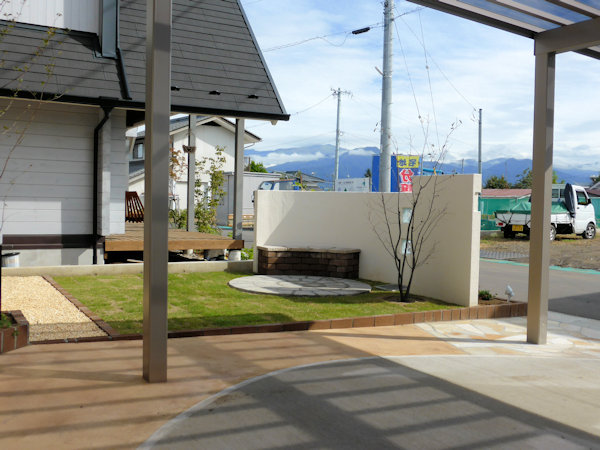 道路と庭を軽く仕切って、落ち着いたガーデンライフを。