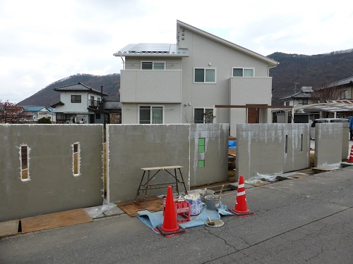 道路沿いに塗り仕上げのウォール。