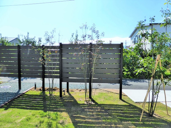 木目調の樹脂製フェンスとウッドデッキ。