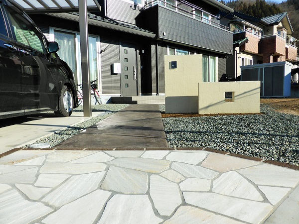 ホワイトとダークブラウンのコントラスト。