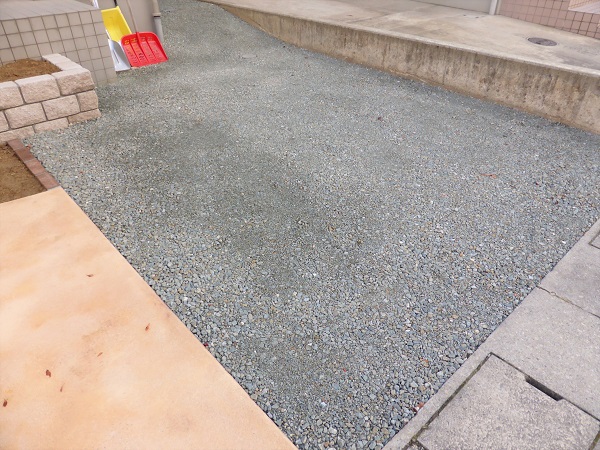 カラーコンクリートのアプローチ。