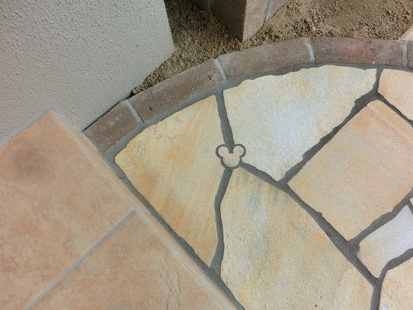 天然石張りにアクセントが入れられます。