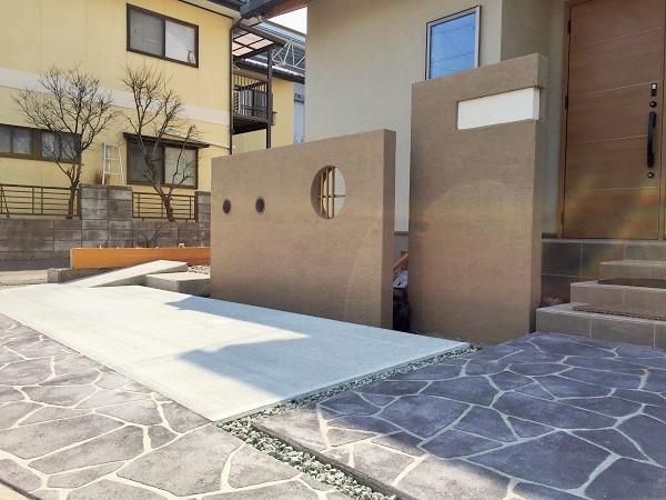 ジャパニーズモダンスタイルの門まわり。