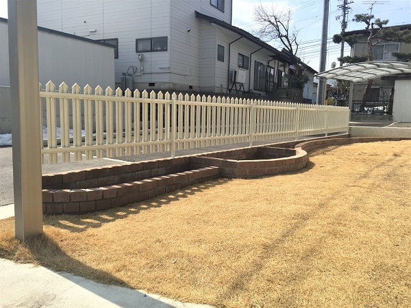 高さと形状に変化を付けたレンガの花壇。