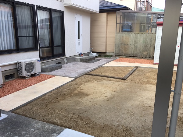 石張りアクセントと施工中物件のご紹介。