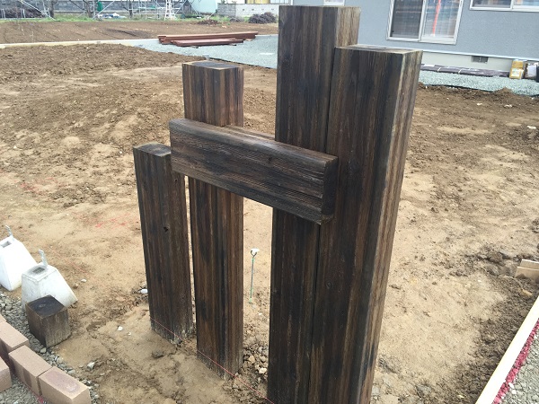 和モダン住宅と調和した門袖。