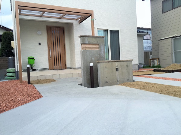 玄関屋根はエクステリアで！