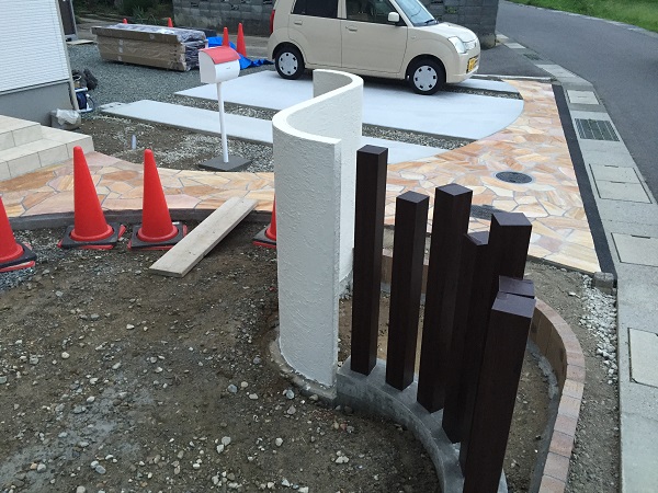 アートウォールの門袖を施工中です。