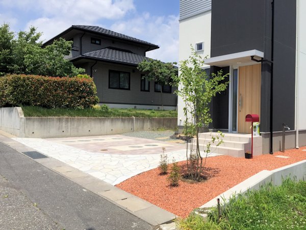 白い石張りアプローチ