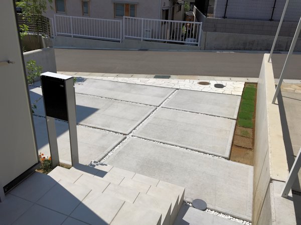 モノトーンのシンプルなデザイン。