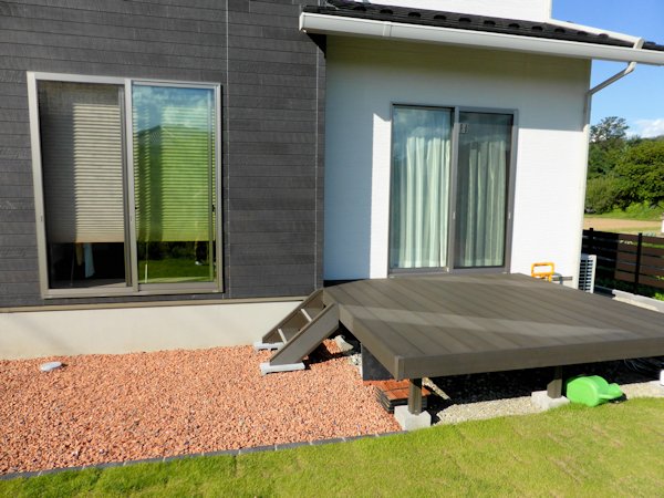 モノトーンのアプローチとログ物置。