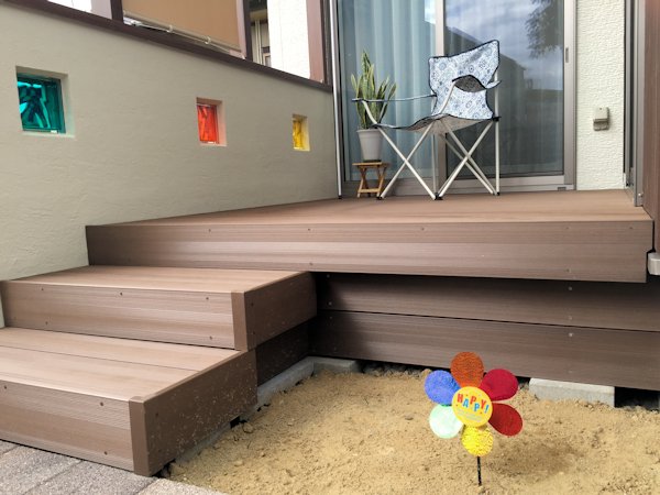 直線を基調としたデザイン。