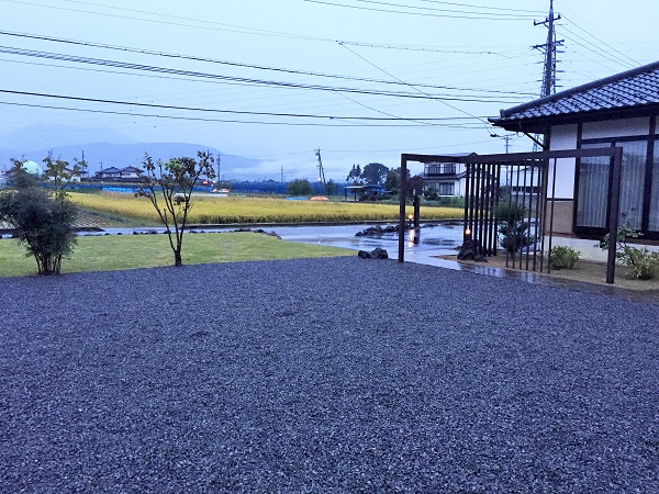 天然素材の和モダン風エクステリア。